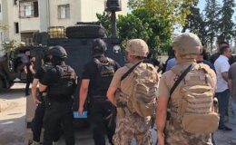 Yakalanacağı anladı, eline el bombası alıp kendisini eve kilitledi! Kentte hareketli dakikalar
