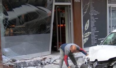 Bayrampaşa’da korkutan kaza! Otomobil kaldırımda 4 kişiye çarpıp berber dükkanına girdi