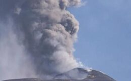 Etna Yanardağı’nın kül püskürtmesi hava ulaşımını olumsuz etkiledi