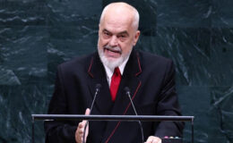 Arnavutluk Başbakanı Edi Rama’ya New York’ta protesto: Yumurta fırlatıldı
