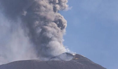 Etna Yanardağı lav püskürttü: Uçuşlar askıya alındı