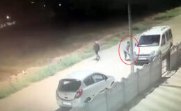 Afyonkarahisar’da vandallık kamerada: Araçların lastiklerini kesip kaçtılar