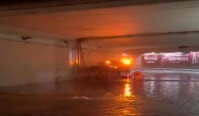 İstanbul’da aniden sağanak bastırdı! Araçlar çöken yolda kaldı
