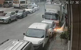 Kağıthane’de elektrik kabloları alev alev yandı: Sürücü aracını son anda kurtardı
