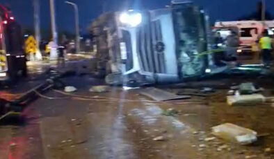 Yol kenarındaki durak mezarları oldu: Kontrolden çıkan TIR durağa devrildi