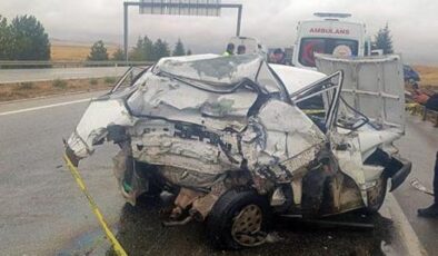 Eskişehir’de TIR dehşeti! Otomobil hurdaya döndü: 2 ölü