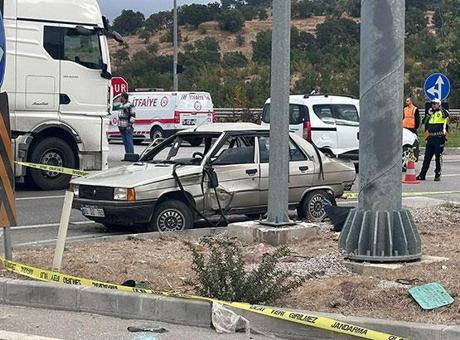 Yolcu otobüsü otomobille çarpıştı: 2 ölü
