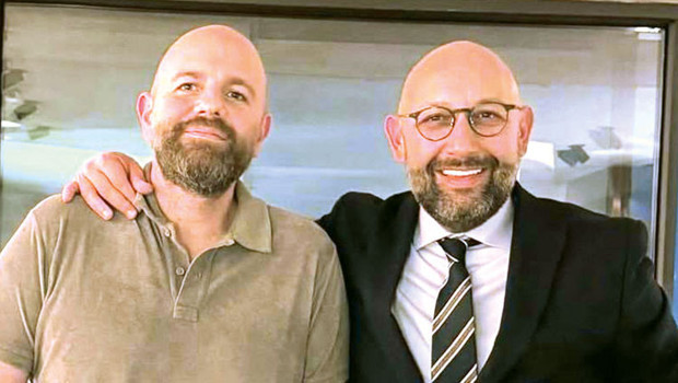 İzzet Özilhan ayağa kalktı