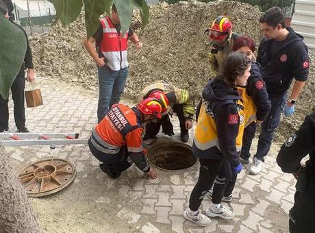 Kırık rögar kapağı kabusu! 76 yaşındaki kadın metrelerce aşağı düştü