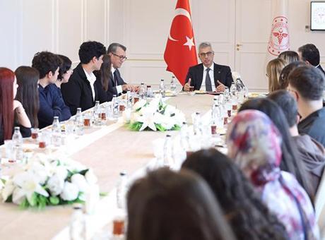 Bakan Memişoğlu, tıp fakültelerine derece ile giren öğrencilerle buluştu