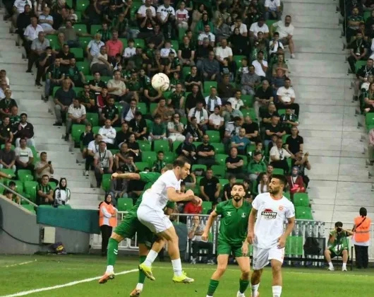Sakaryaspor – Adana 01 FK maçında şoke eden anlar! Hakem kırmızı kart göstermeyi unuttu