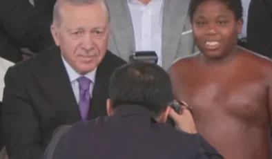 Atatürk Havalimanı Millet Bahçesi’nde er meydanı kuruldu: Cumhurbaşkanı Erdoğan Tanzanyalı ‘Arap Osman’ ile tanıştı