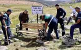 Salah’ın oturduğu taşın yanındaki tabela ve bank ortadan kayboldu