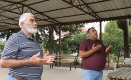 Antalya’da dikkat çeken gelenek! Duvarın önüne geçen dua ediyor