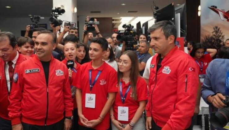 Bakan Kacır ile Selçuk Bayraktar, TEKNOFEST yarışma alanında öğrencilerle buluştu