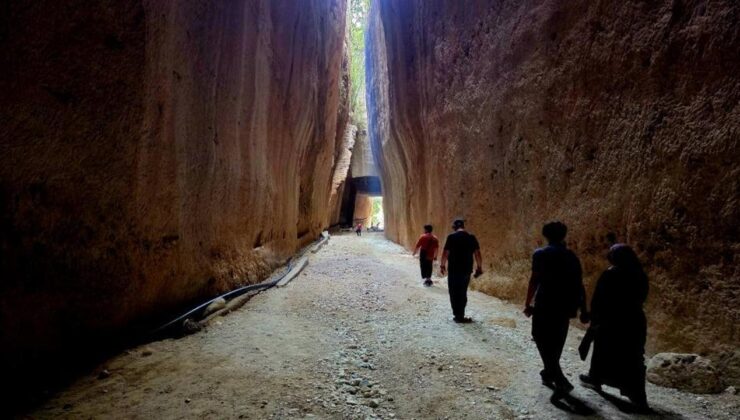 Binlerce esir elleriyle kazarak yaptı: Hatay’daki Titus Tüneli akına uğradı