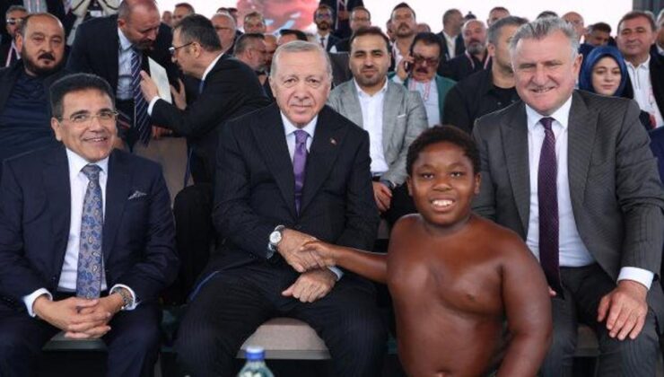 Cumhurbaşkanı Erdoğan ile Tanzanyalı minik güreşçinin merak edilen sohbeti