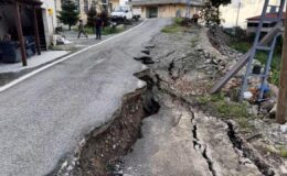 Rize’de heyelan sonrası korkutan manzara! İkiye ayrılan yollar 60 santimetre çöktü