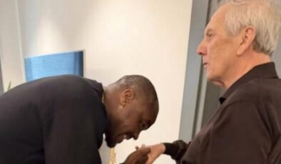 Emenike, Aziz Yıldırım’ı ziyaret etti ve elini öptü