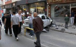 İstanbul’da feci kaza! Savrulan araç 4 kişiye çarpıp dükkana daldı!