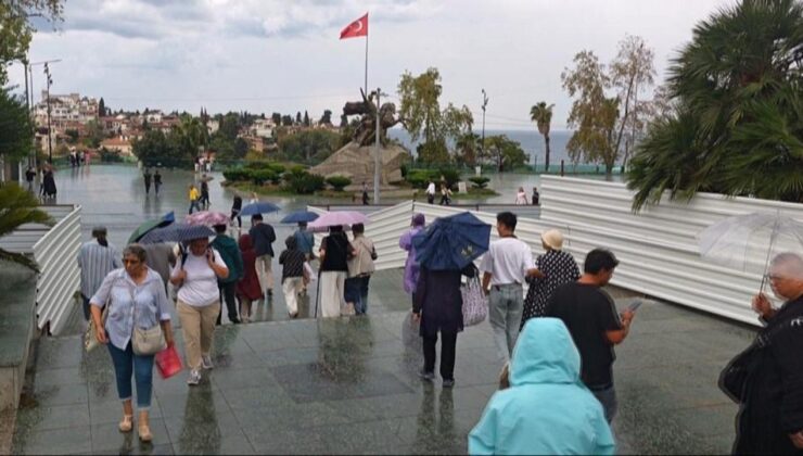 Sağanak yağış turistleri durduramadı: Antalya’da geziler şemsiyeli devam etti