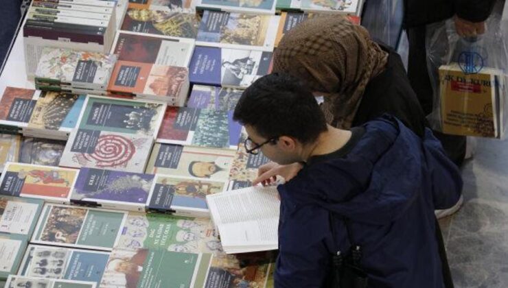 16. Kocaeli Kitap Fuarı devam ediyor: İngiliz tarihçi Roger Crowley okurlarla buluştu