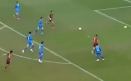Yeşil sahalarda eşi benzeri görülmemiş olay: Aynı anda iki gol oldu, herkes neye uğradığını şaşırdı!
