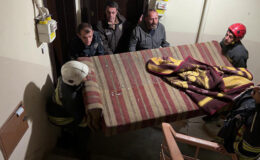 Erzurum’da film gibi operasyon: Çatıya kaçan firari için itfaiyeden “çekyatlı” önlem