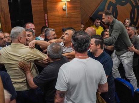 Konyaaltı Belediye Başkanı, CHP’den istifa etti! Mecliste arbede çıktı