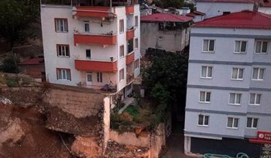Kahramanmaraş’ta temel kazısında toprak kaydı, 2 bina boşaltıldı