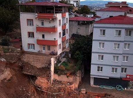 Kahramanmaraş’ta temel kazısında toprak kaydı, 2 bina boşaltıldı