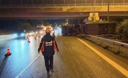 Düzce’de feci kaza! Anadolu Otoyolu’nda parfüm yüklü tır devrildi