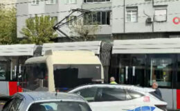 Güngören’de tramvay, ticari minibüse çarptı: Yaralılar var