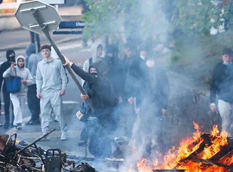 Liselilerin öfkesi dinmiyor! Fransa’da gözaltı sayısı 2 bini aştı, okullar kapatıldı