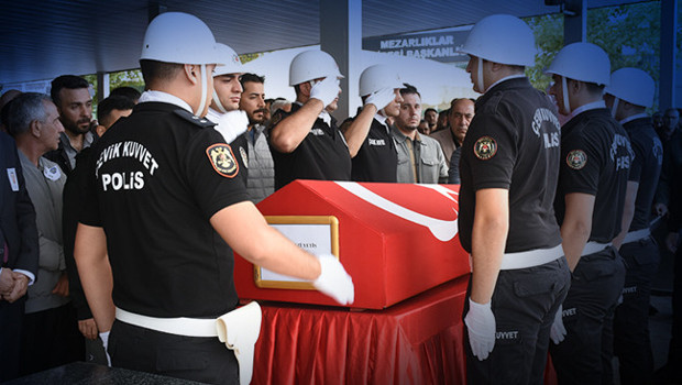 Alabora olan teknede yaşamını yitiren polis, toprağa verildi