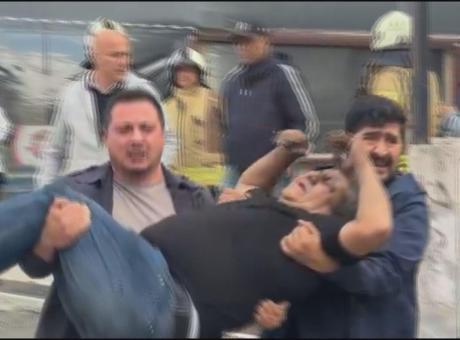 Kadıköy’de 8 katlı binayı alevler sardı! Yangında mahsur kalanlar var