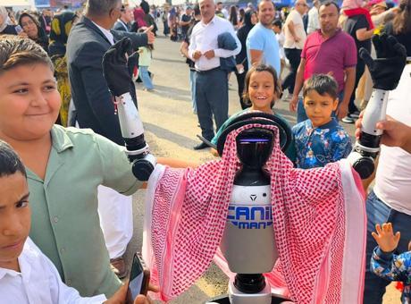 CANİKMAN, TEKNOFEST Güneydoğu’da puşi takıp dans etti