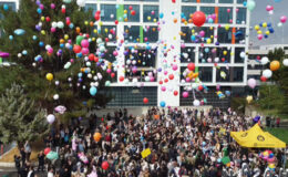 Malatya’da lösemiyi yenen 10 yaşındaki Hasan için hastane önünde balon uçuruldu