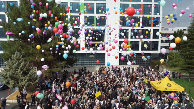 Malatya’da lösemiyi yenen 10 yaşındaki Hasan için hastane önünde balon uçuruldu