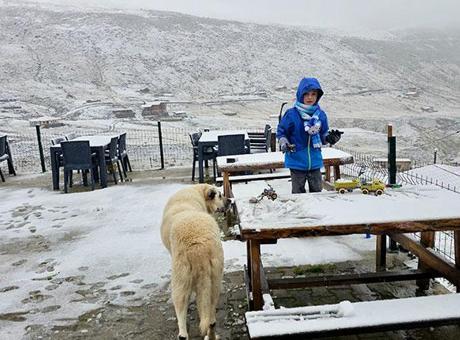 Hava bir anda değişti! Sağanak yerini kara bıraktı
