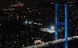İstanbul Boğazı’nda büyüleyici manzara! Köprüler ‘3 Ekim Türk Dünyası Günü’ için turkuaza büründü