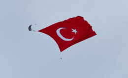 Mehmetçik’ten gökyüzünde gururlandıran rekor: 3 bin metrekarelik Türk bayrağı dalgalandırıldı
