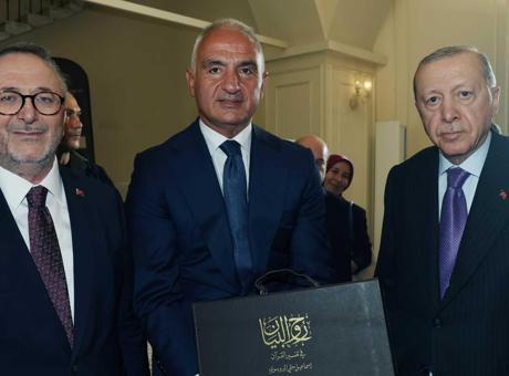 Bakan Ersoy, asırları aşan ilim hazinesini Cumhurbaşkanı Erdoğan’a takdim etti
