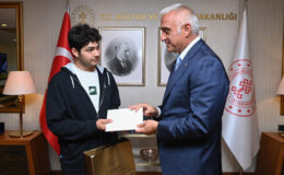 Bakan Ersoy, Türkiye derecesi elde eden Ahmet Deniz’i bakanlıkta ağırladı