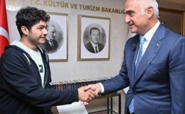Bakan Ersoy, Türkiye derecesi elde eden Ahmet Deniz’i ağırladı