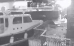 Üsküdar’da yolcu vapuru yalıya çarptı: Kaza anı kamerada