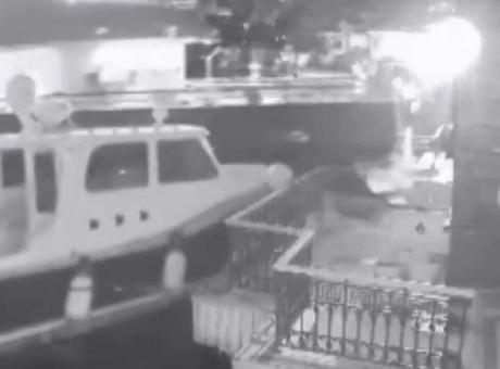 Üsküdar’da yolcu vapuru yalıya çarptı: Kaza anı kamerada