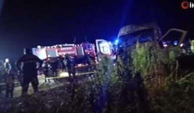 Kayseri’de feci kaza! İki işçi servisi ile iş makinesi çarpıştı: 1 ölü, 15 yaralı