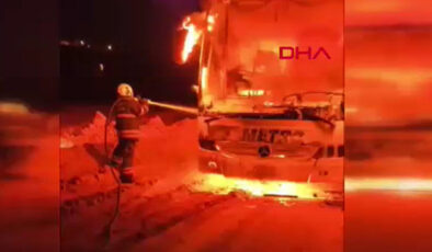 Hatay’da korkutan anlar: Seyir halindeki otobüs alev alev yandı