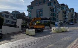 Bursa’da kamyondan düşen tanklardaki sülfürik asit yola sızdı: Cadde trafiğe kapatıldı